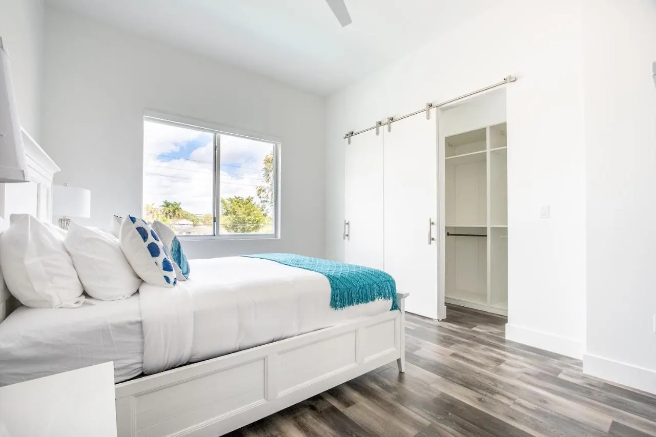 Modern 4-bedroom Townhouse With Pool! *