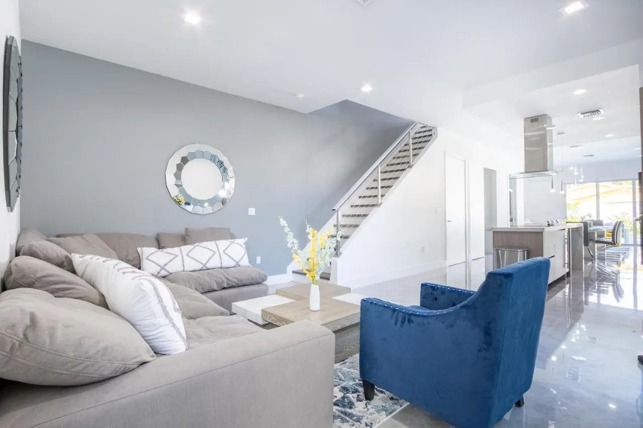 Holiday home Modern 4-bedroom Townhouse With Pool!