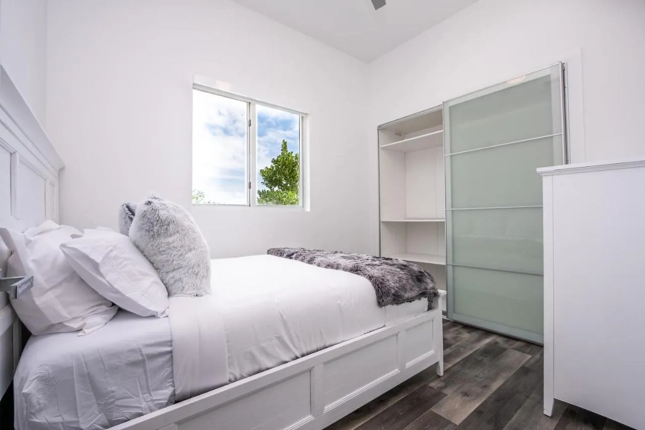 Modern 4-bedroom Townhouse With Pool! Miami