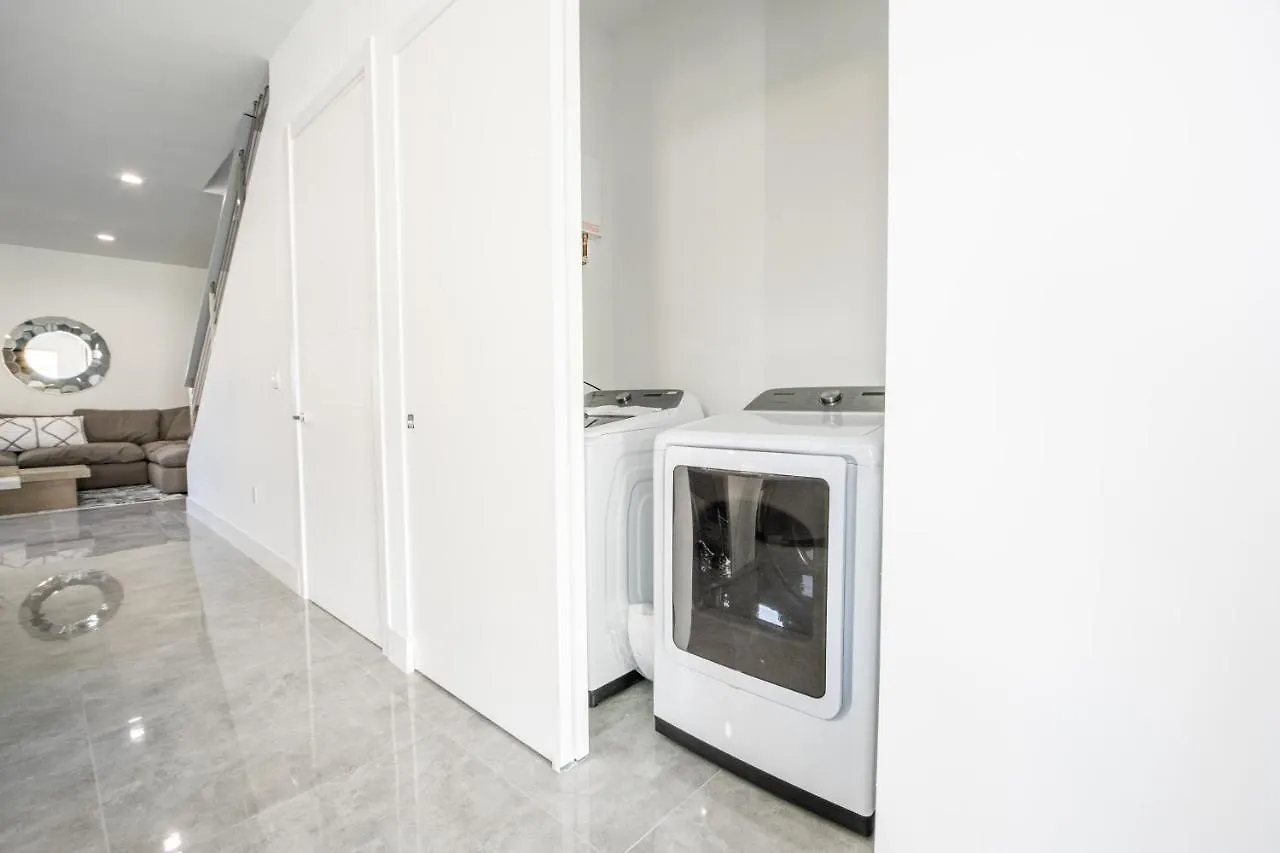 Modern 4-bedroom Townhouse With Pool! Feriehus