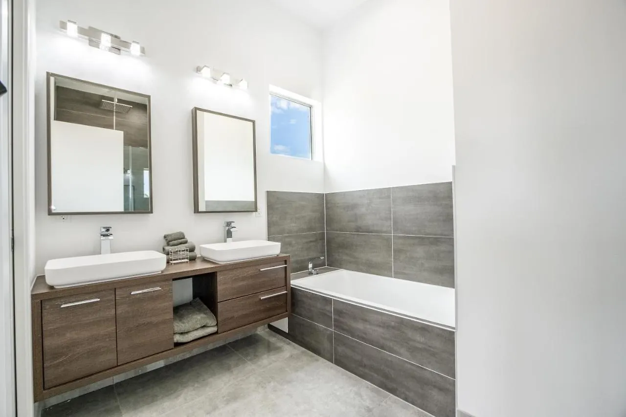 Modern 4-bedroom Townhouse With Pool! Miami
