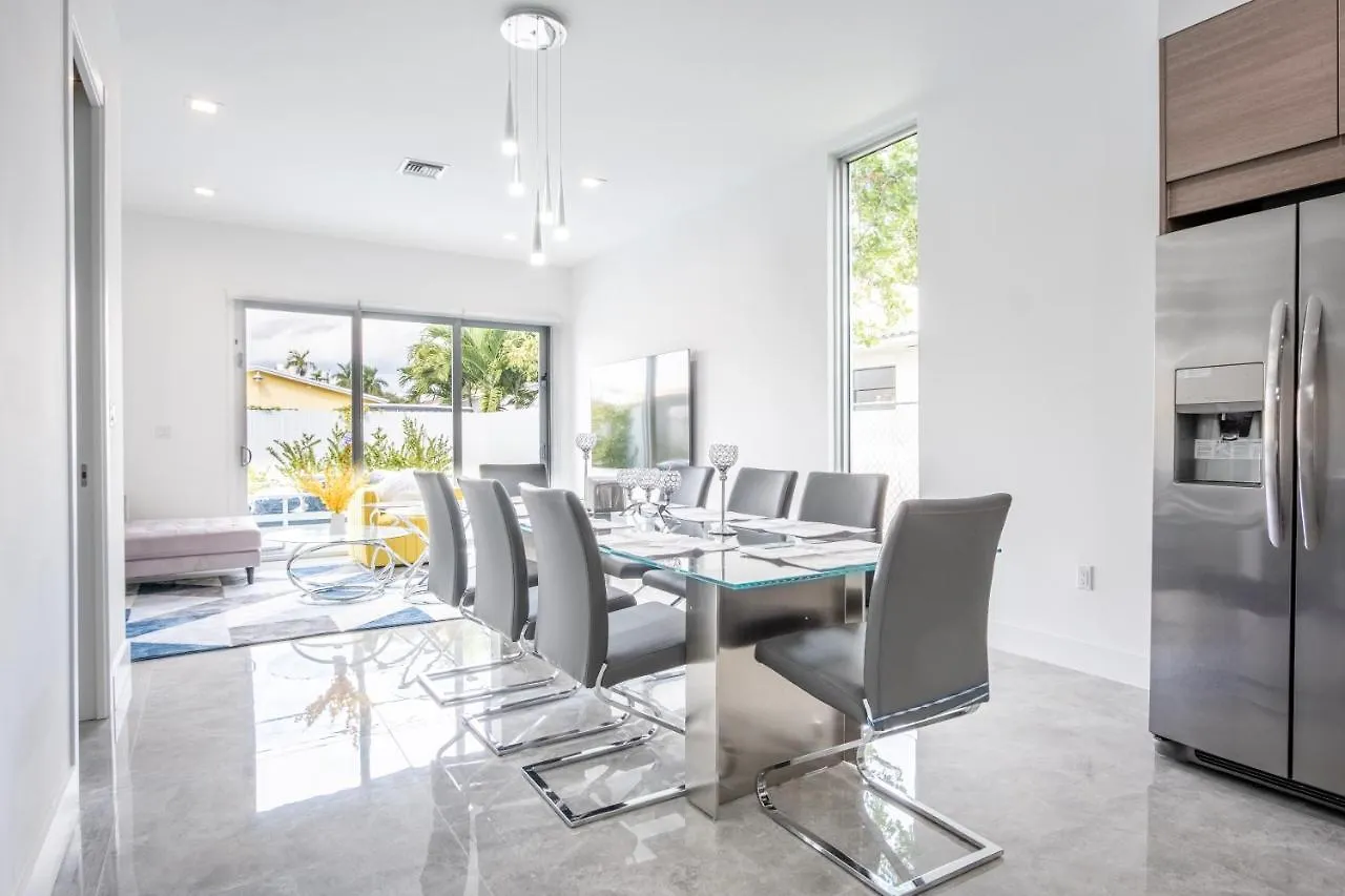 Holiday home Modern 4-bedroom Townhouse With Pool!