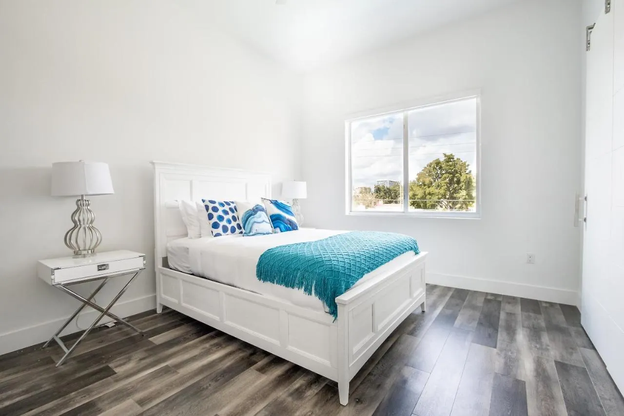 Modern 4-bedroom Townhouse With Pool! Holiday home Miami