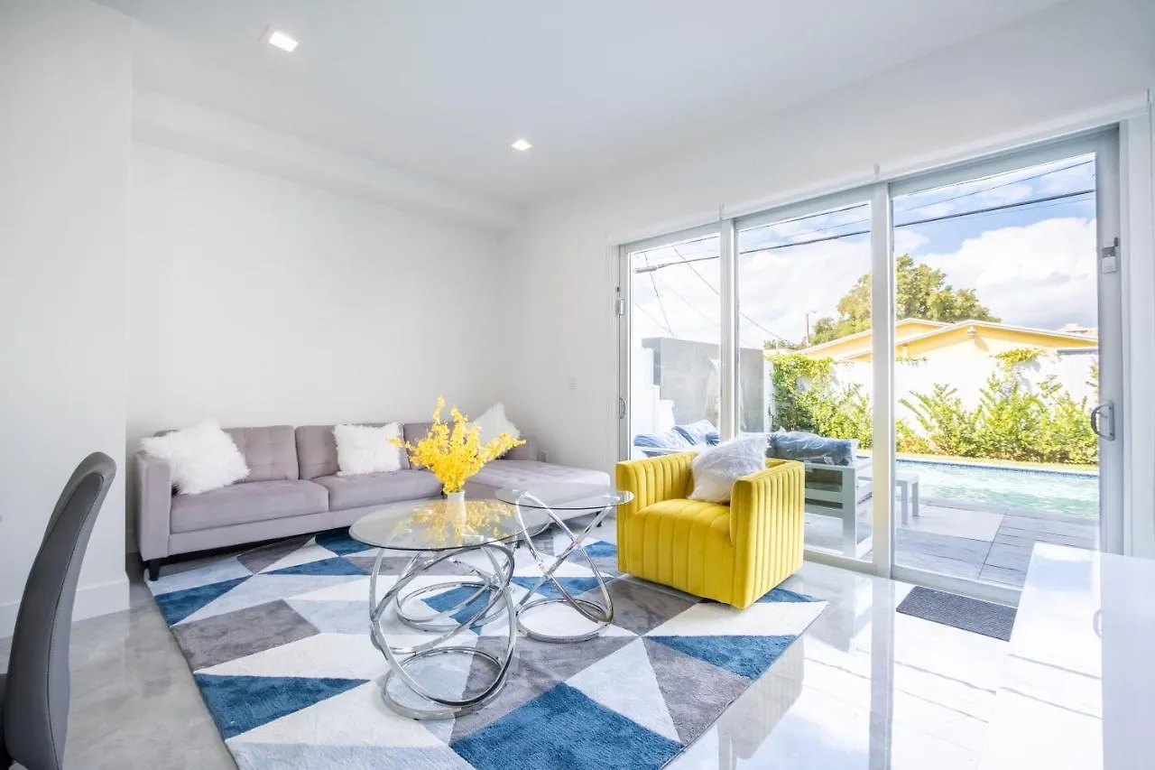 Feriehus Modern 4-bedroom Townhouse With Pool!