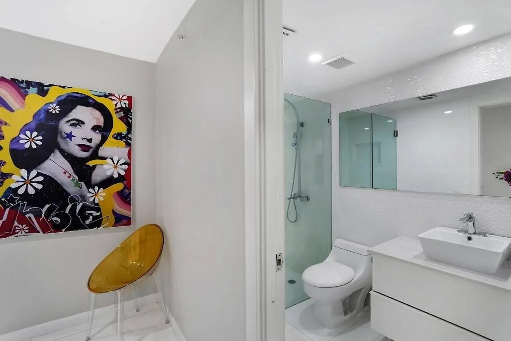 Apartment Funkin' Fabulous! Water & Views! 4br *