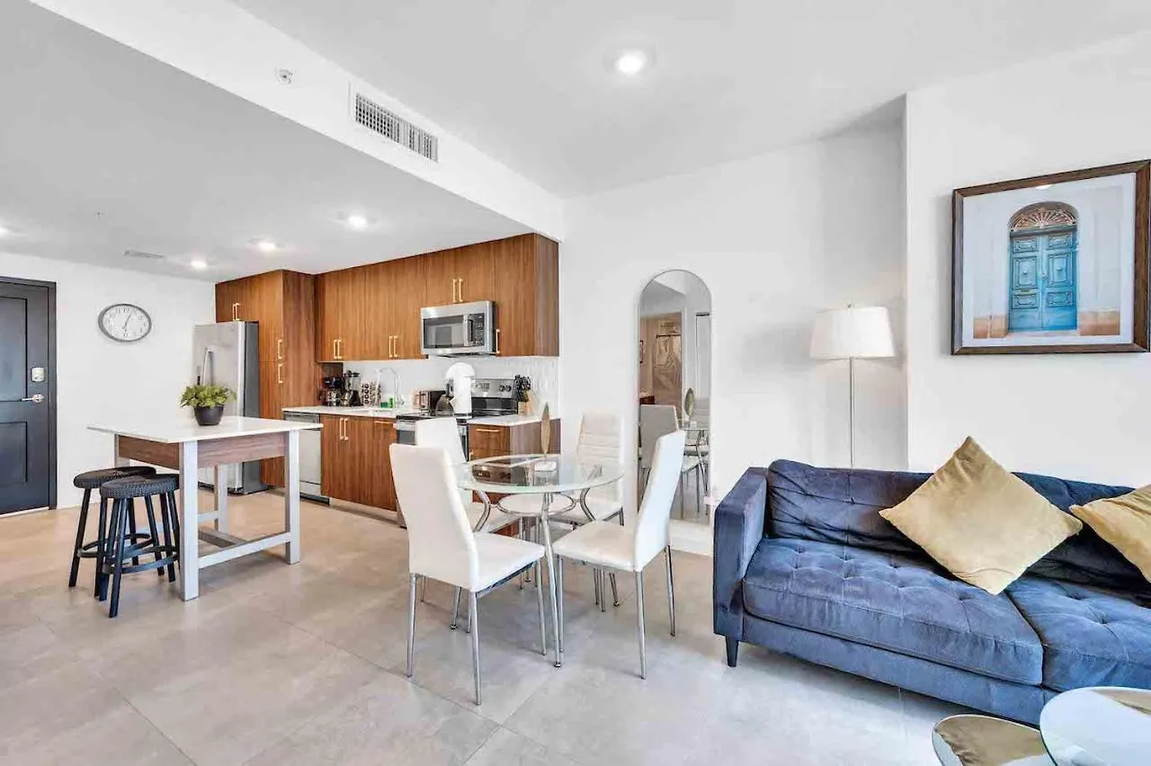 Wonderful Unit In Downtown With Free Parking