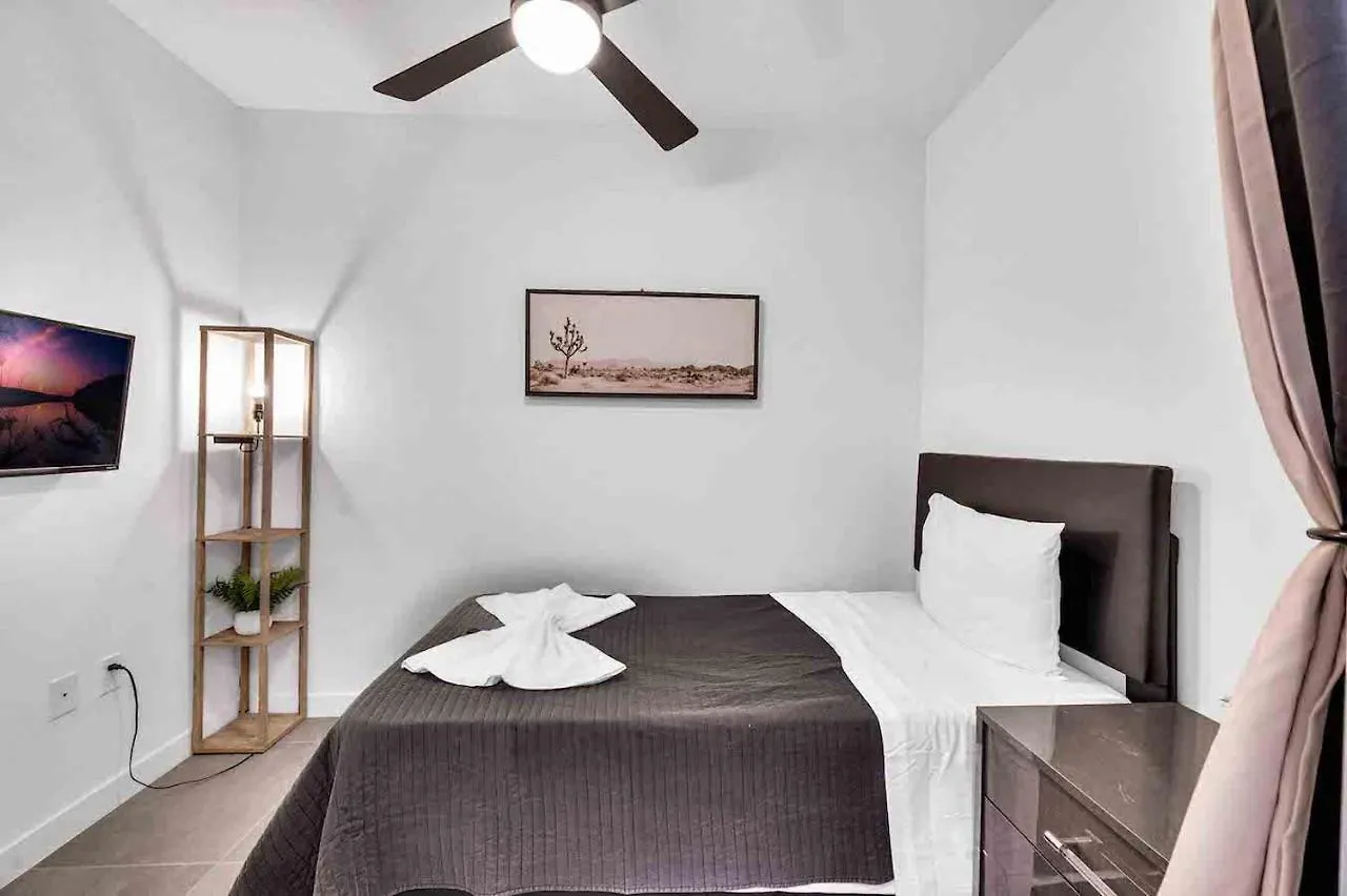 Stylish Unit In Downtown With Free Parking