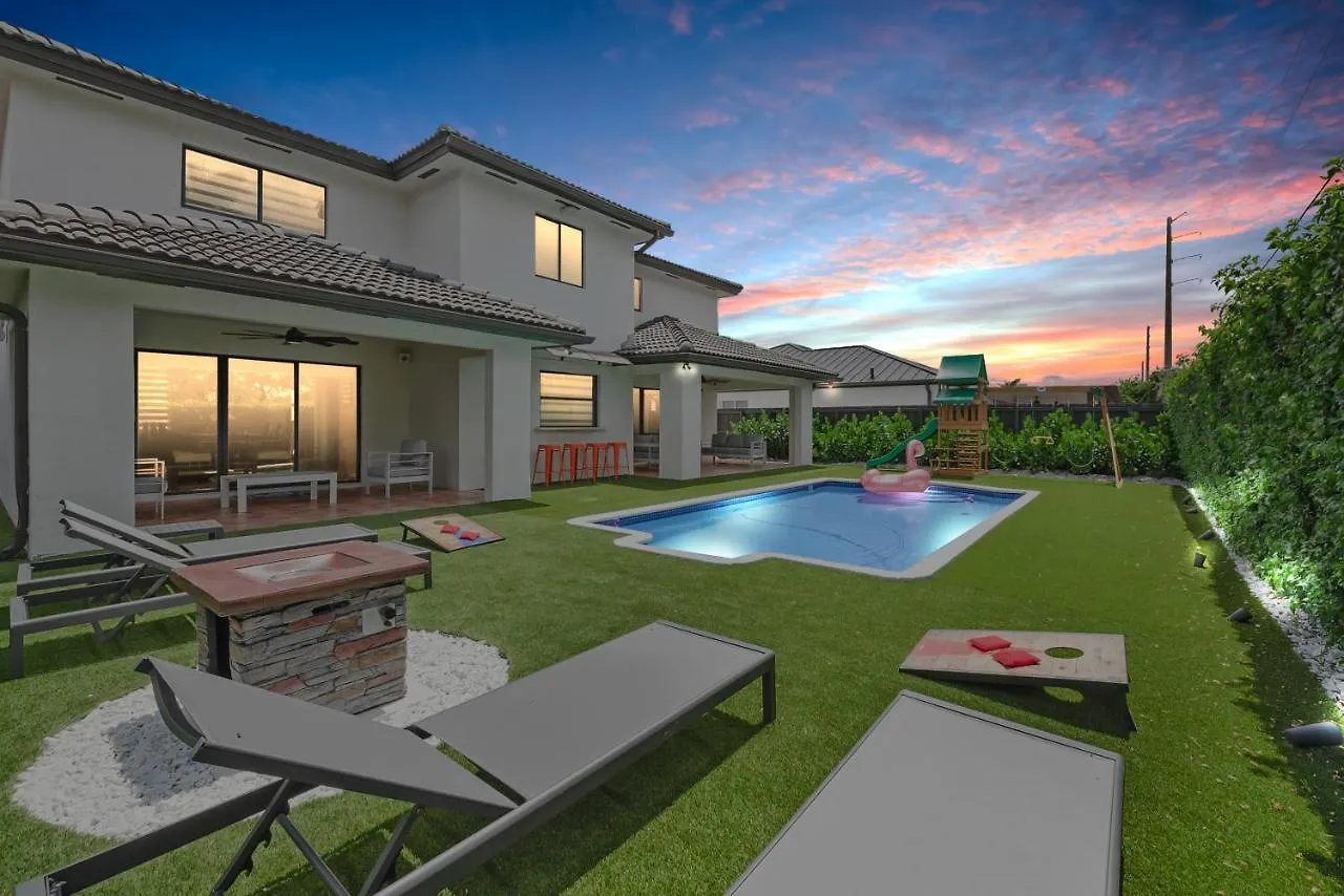 Experience Miami'S Bongo'S House Private Pool And Game Room Luxury Rental L54 Holiday home Miami