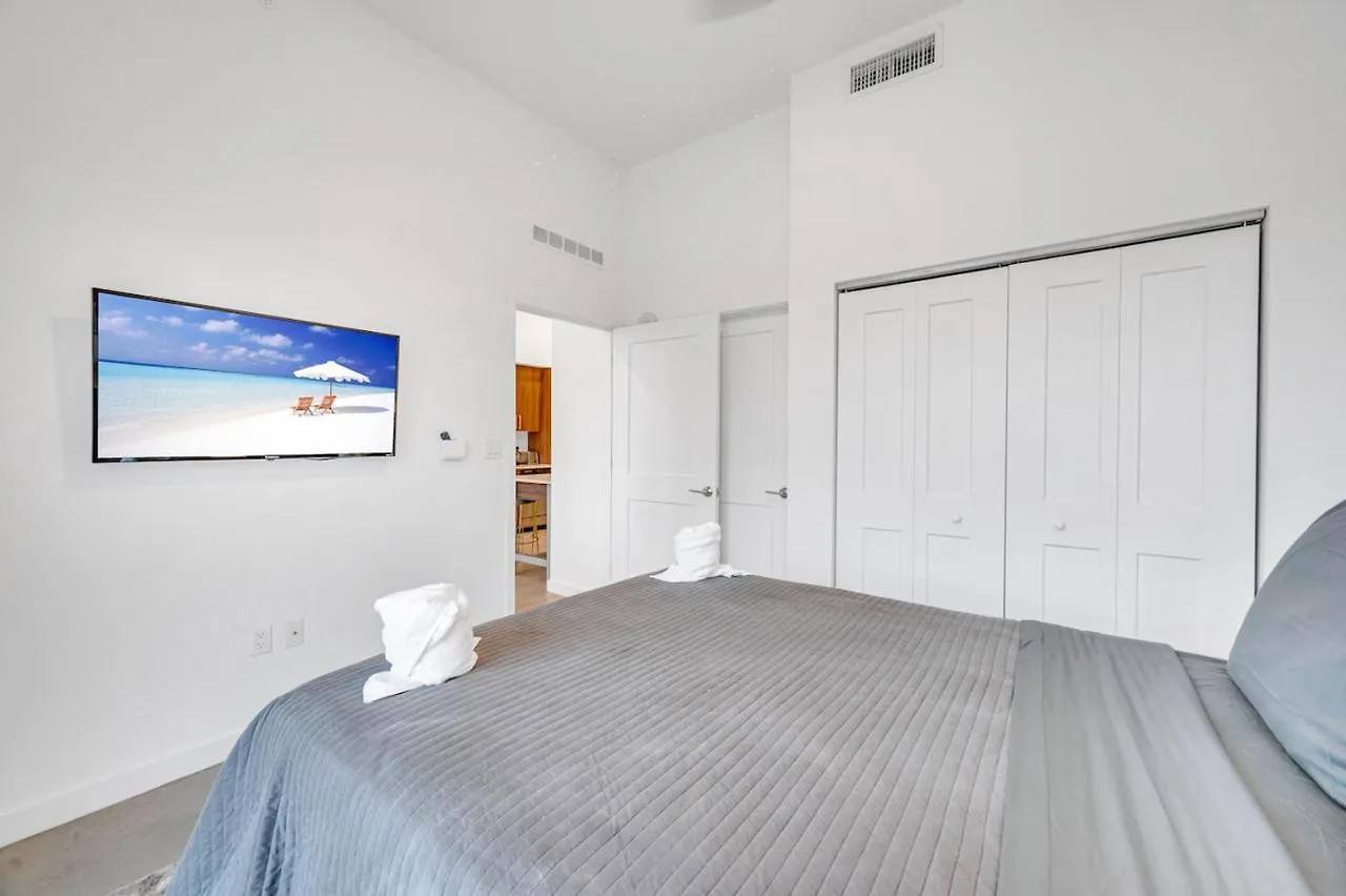 Apartment Modern Unit In Downtown With Free Parking *