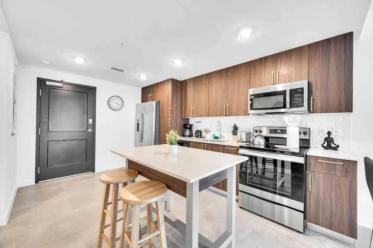 Charming In The Heart Of Downtown With Free Parking Apartment *