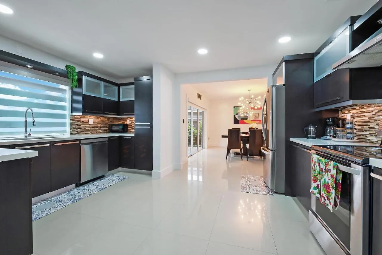 Experience Miami'S Bongo'S House Private Pool And Game Room Luxury Rental L54 Holiday home