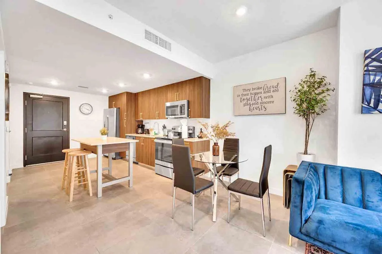 Charming In The Heart Of Downtown With Free Parking Apartment