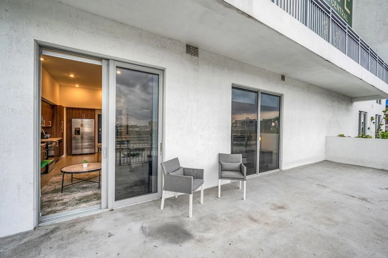Modern Unit In Downtown With Free Parking *