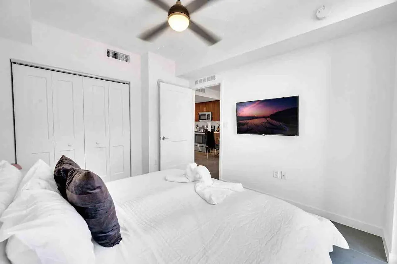 Charming In The Heart Of Downtown With Free Parking Apartment
