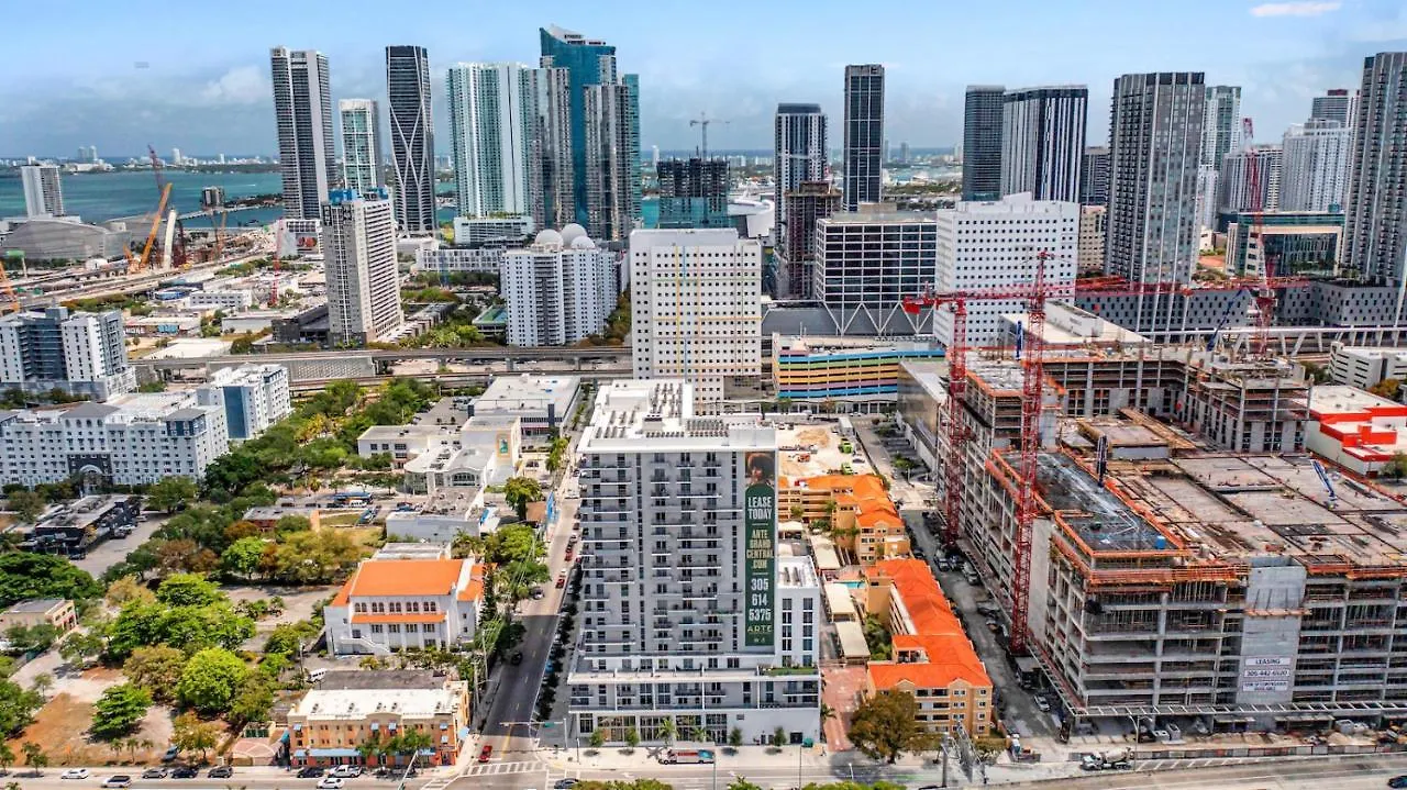 Charming In The Heart Of Downtown With Free Parking Apartment