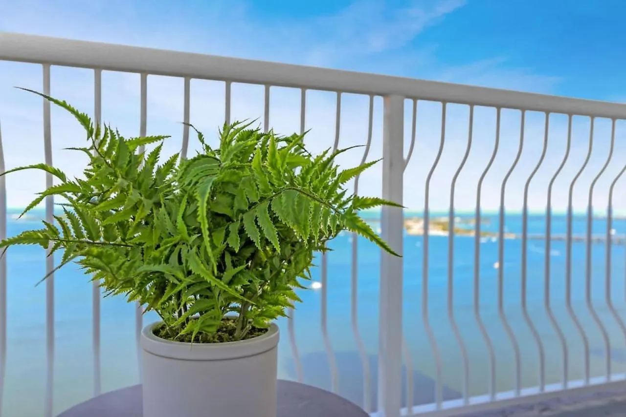 Brickell Bay View Oasis With Pool Hot Tub And Gym Holiday home *