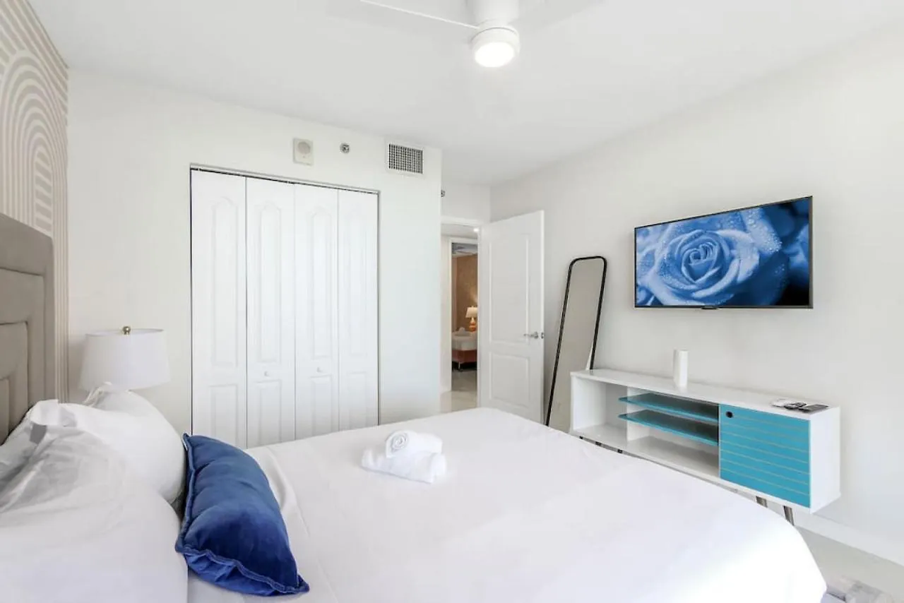 Brickell Bay View Oasis With Pool Hot Tub And Gym Holiday home Miami