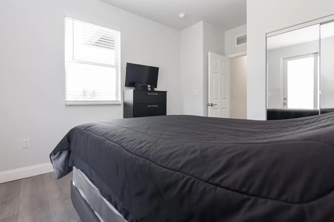 Holiday home Sleek & Modern Townhome, Shared Backyard Oasis *