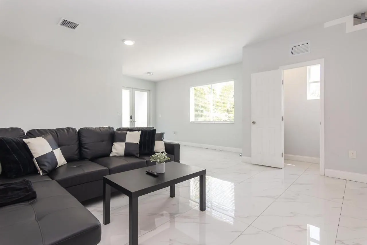 Sleek & Modern Townhome, Shared Backyard Oasis