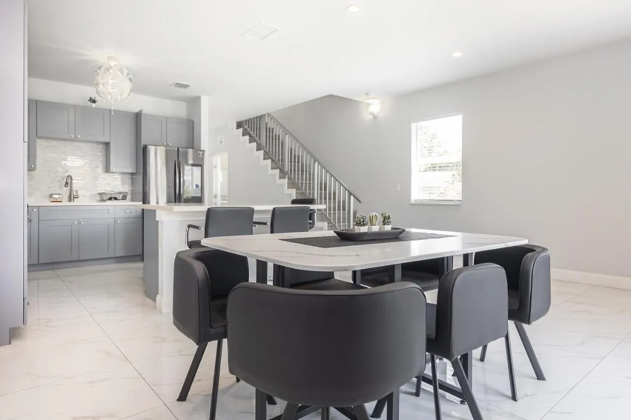 Prázdninový dům Sleek & Modern Townhome, Shared Backyard Oasis Miami