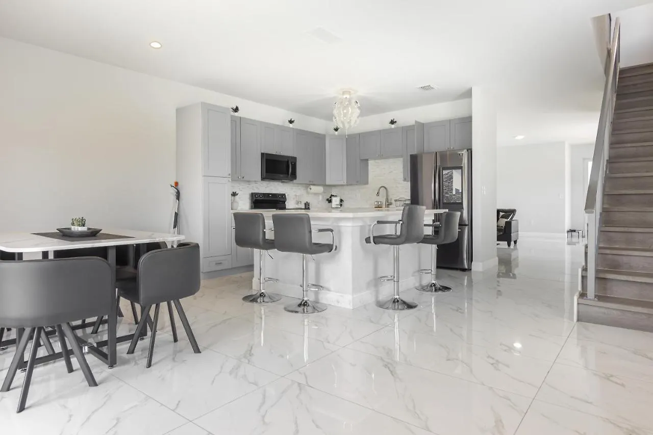 Sleek & Modern Townhome, Shared Backyard Oasis *