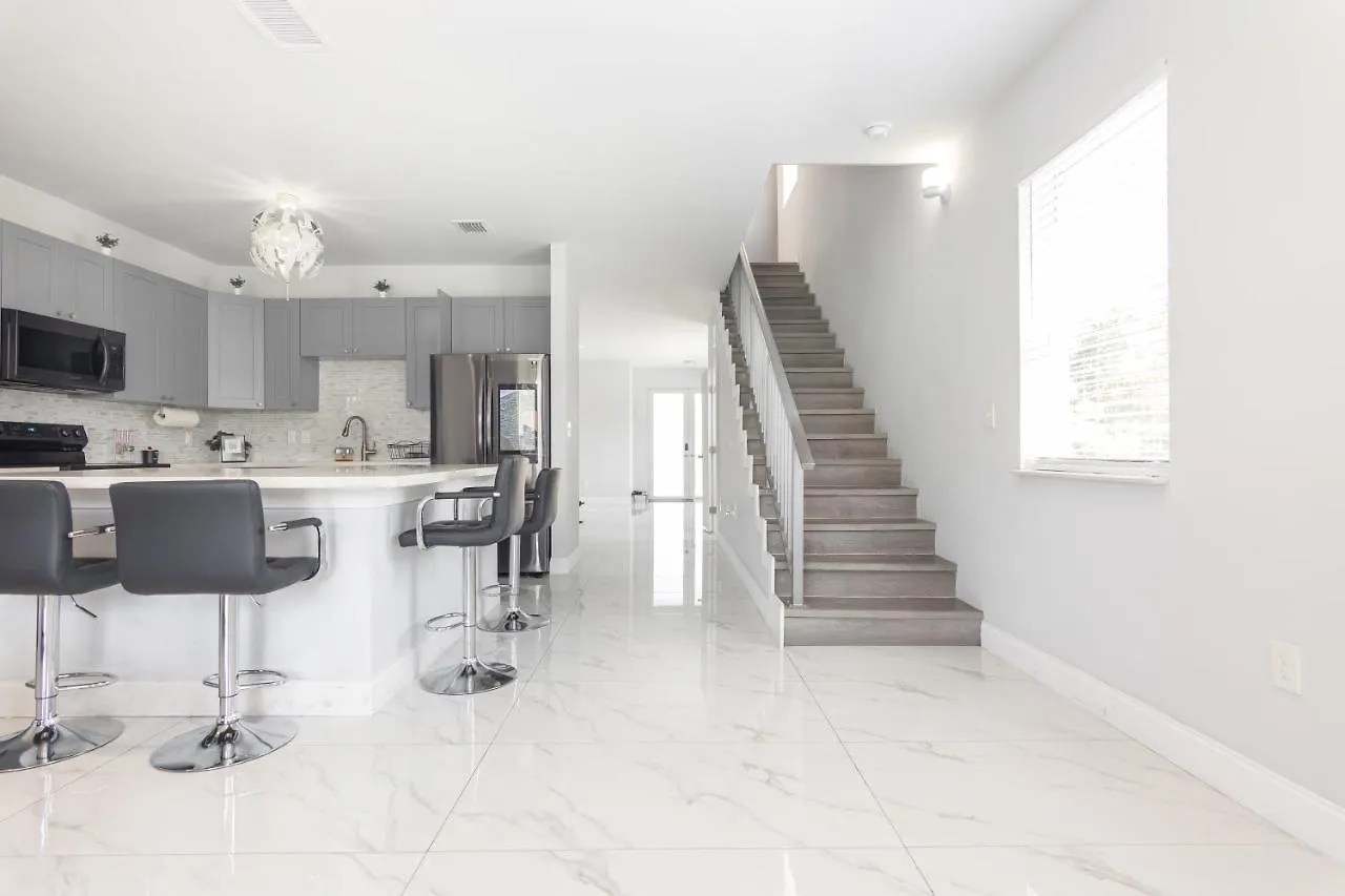 Sleek & Modern Townhome, Shared Backyard Oasis