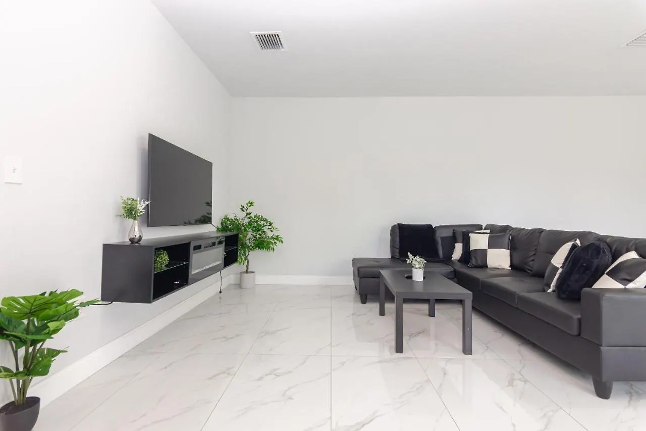 Holiday home Sleek & Modern Townhome, Shared Backyard Oasis Miami