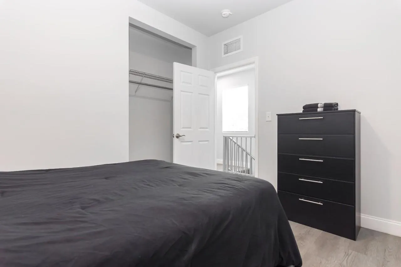 Holiday home Sleek & Modern Townhome, Shared Backyard Oasis