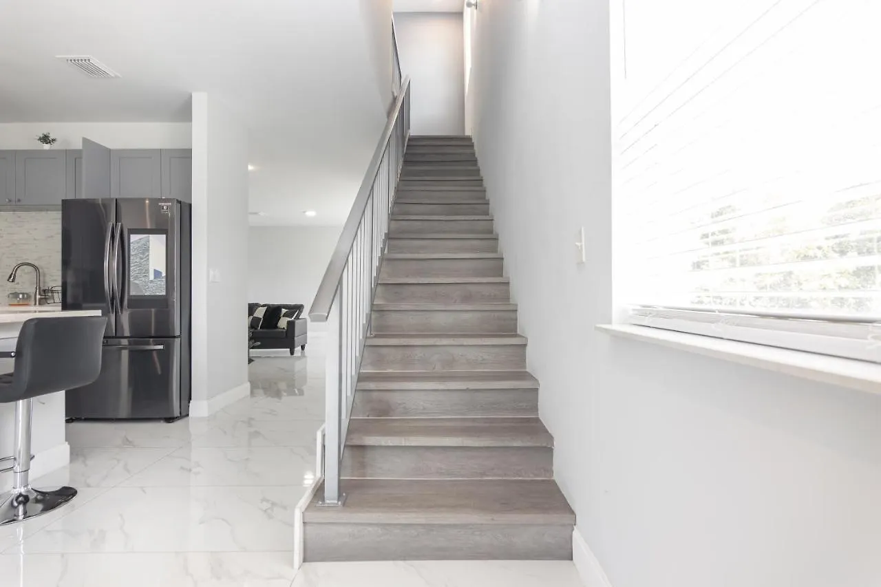 Sleek & Modern Townhome, Shared Backyard Oasis *