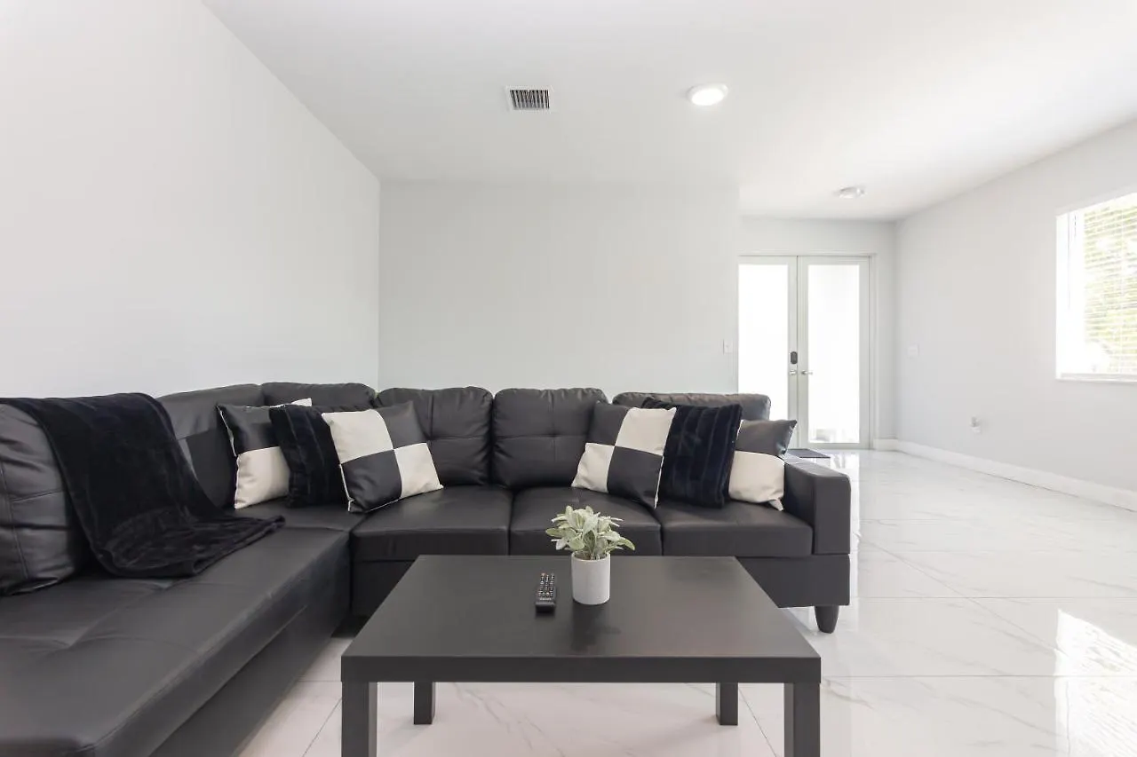Holiday home Sleek & Modern Townhome, Shared Backyard Oasis Miami