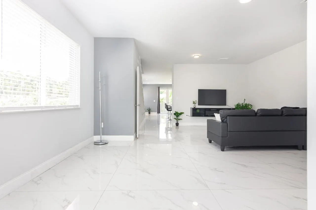 Holiday home Sleek & Modern Townhome, Shared Backyard Oasis *