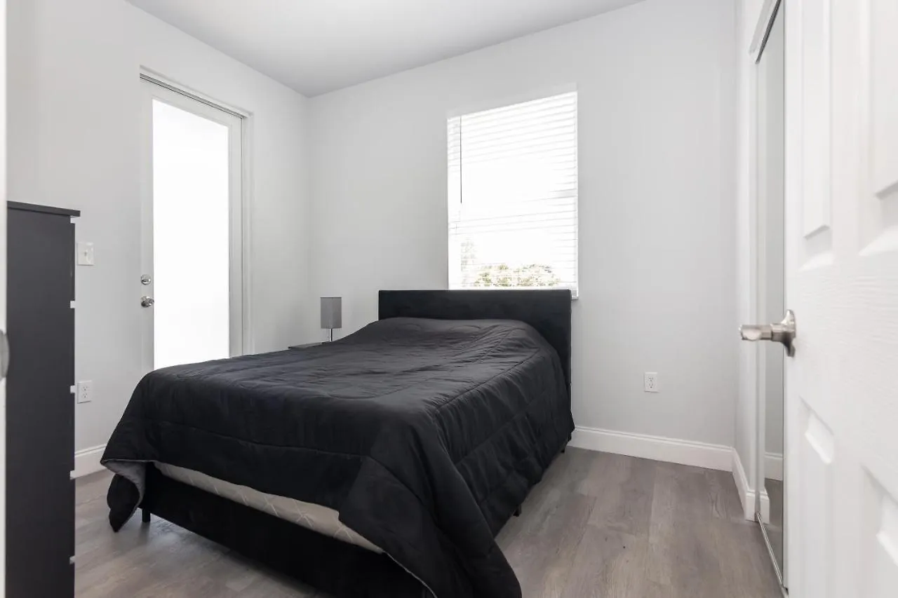 Sleek & Modern Townhome, Shared Backyard Oasis Holiday home *