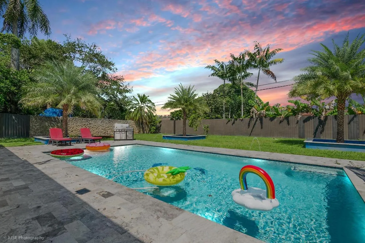 The Palms/ Big Pool/ Foosball/ Pool Table Holiday home Miami