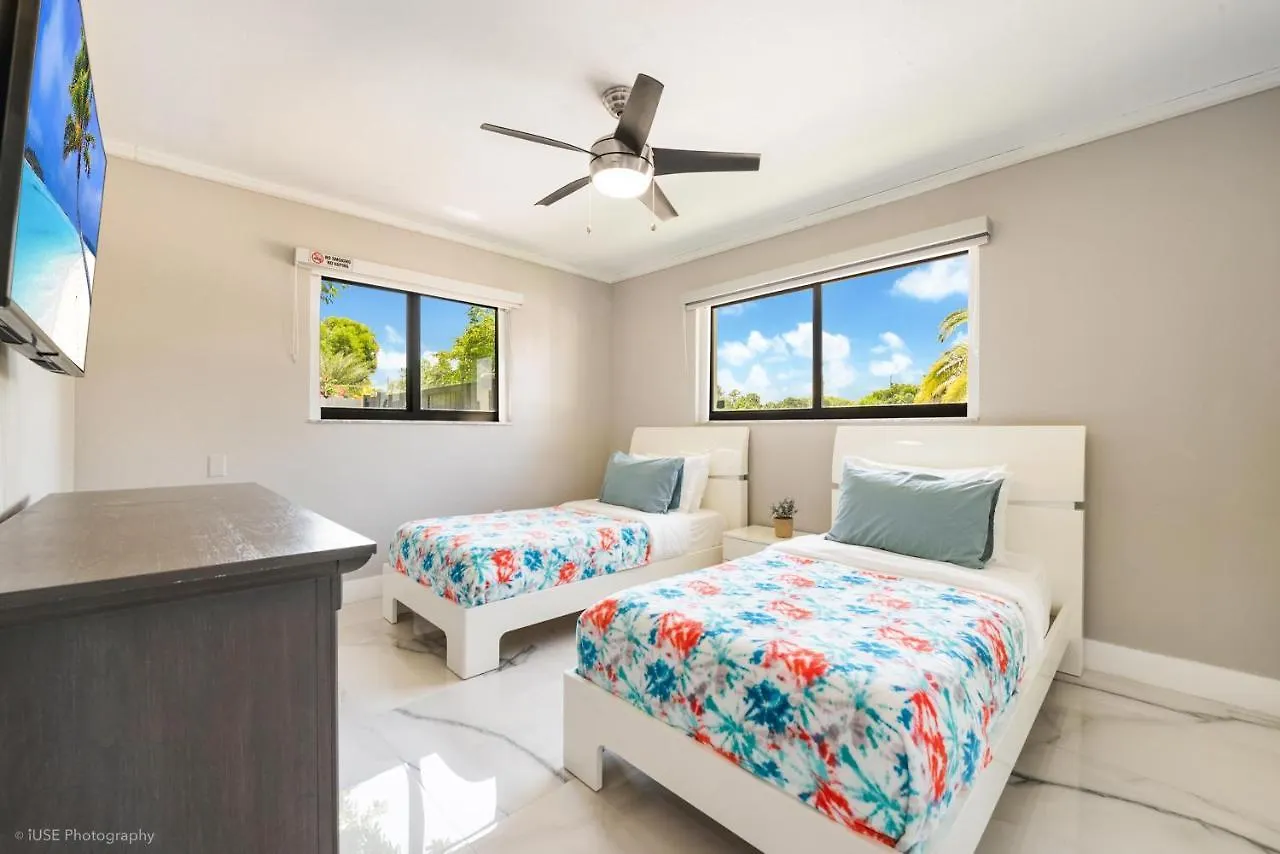 The Palms/ Big Pool/ Foosball/ Pool Table Holiday home Miami