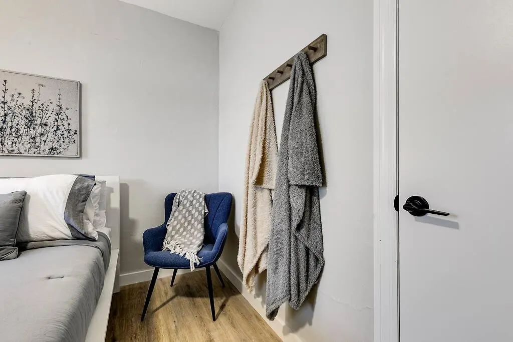 Roomy 2 Bedroom Near Airport Virg 7 *