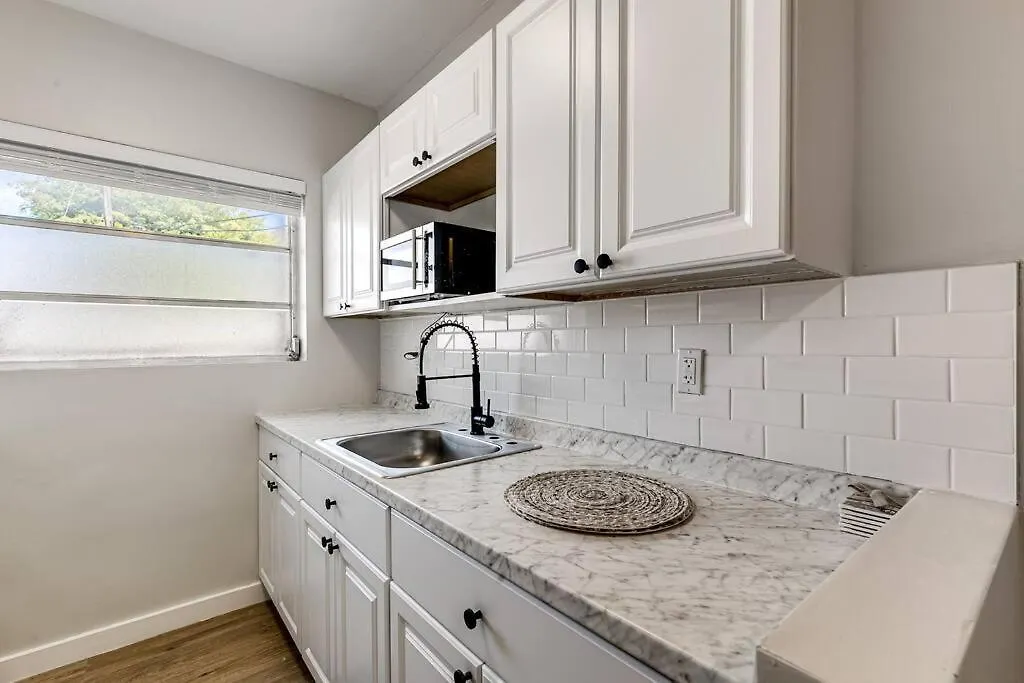 Roomy 2 Bedroom Near Airport Virg 7