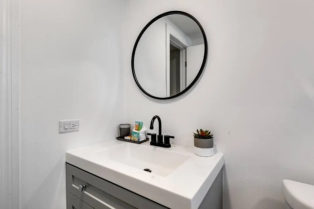 Roomy 2 Bedroom Near Airport Virg 7