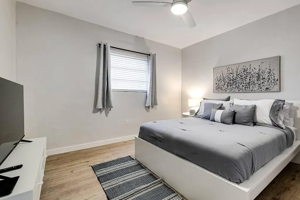 Roomy 2 Bedroom Near Airport Virg 7 Apartment