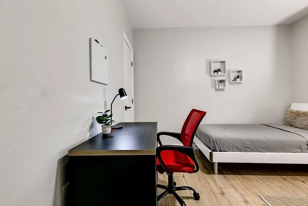 Roomy 2 Bedroom Near Airport Virg 7