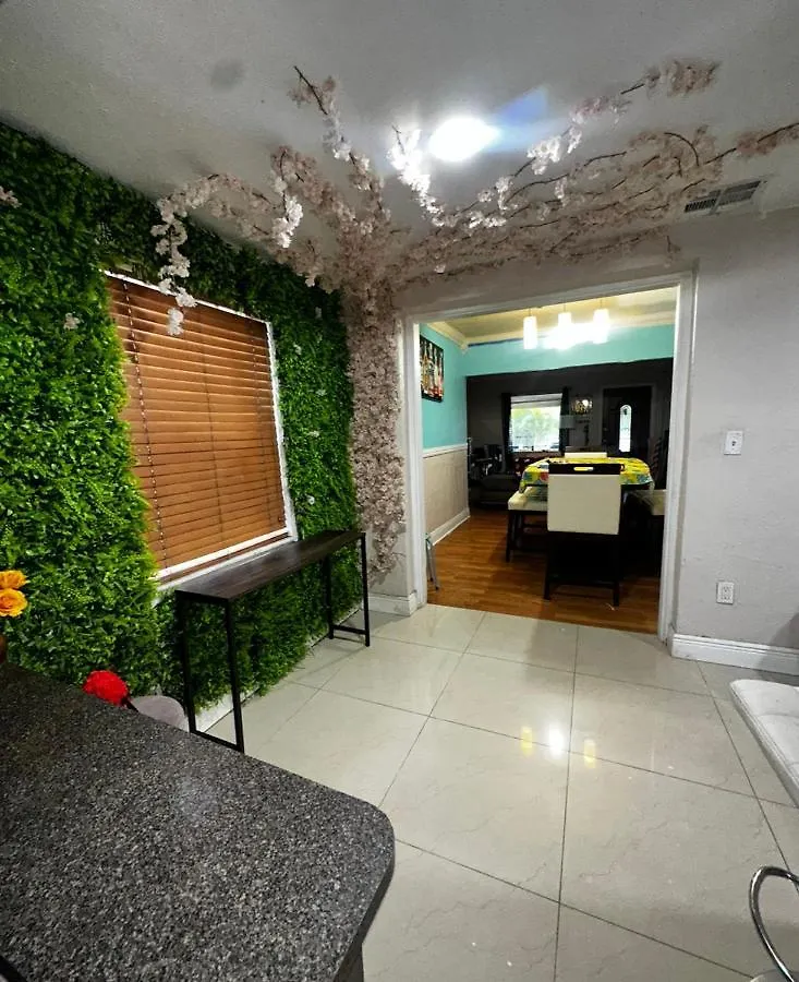 Large Wynwood 420 Homestay
