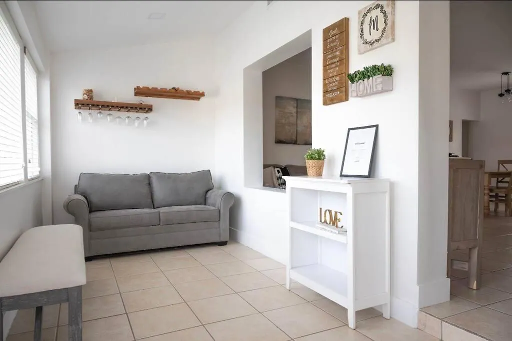 Coral Gables With Pool Near Airport. King Beds Miami