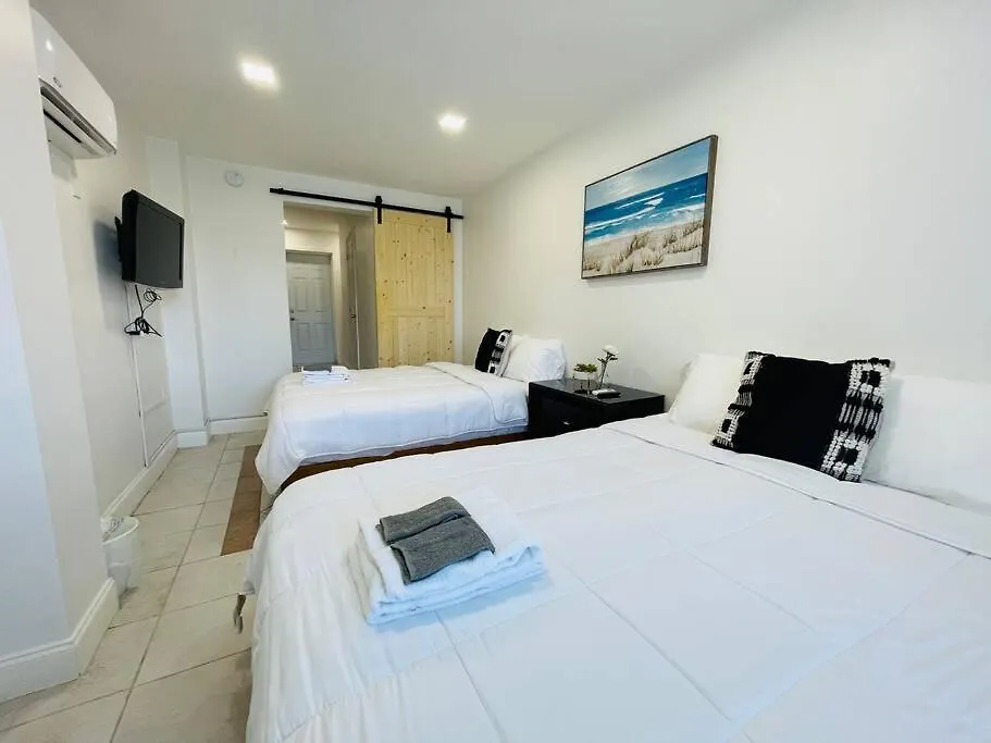 Coral Gables With Pool Near Airport. King Beds Holiday home *