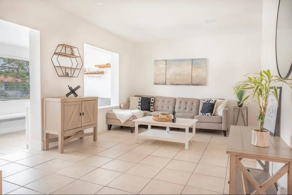 Semesterbostad Coral Gables With Pool Near Airport. King Beds