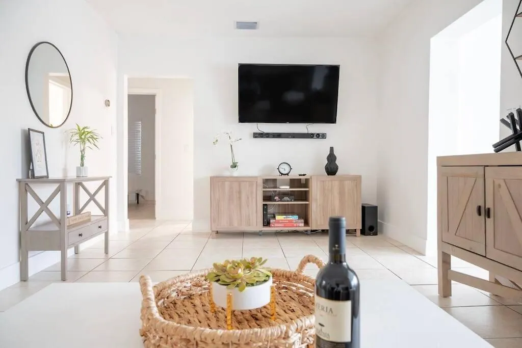 Holiday home Coral Gables With Pool Near Airport. King Beds *