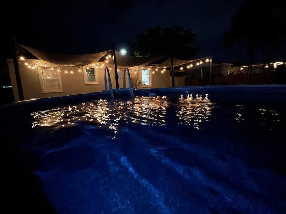 Coral Gables With Pool Near Airport. King Beds Holiday home *