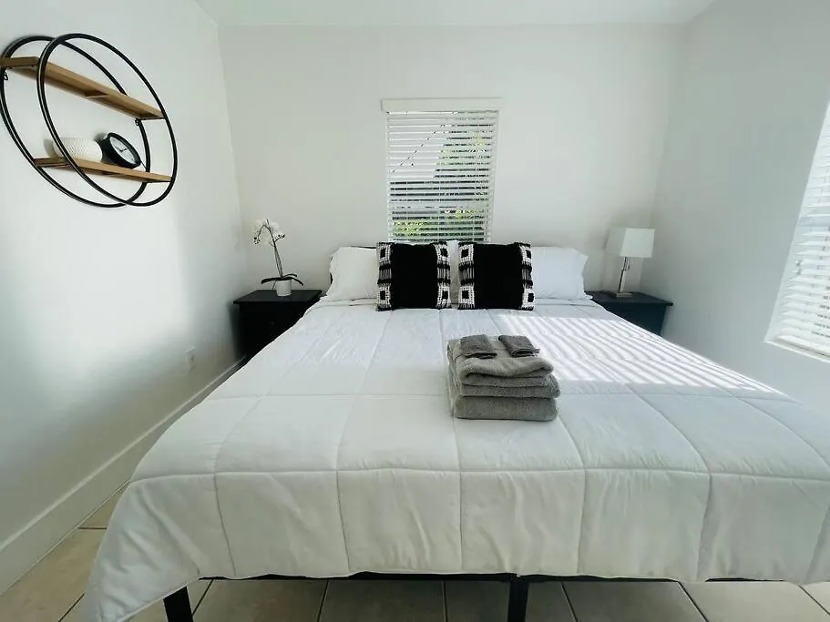 Coral Gables With Pool Near Airport. King Beds *