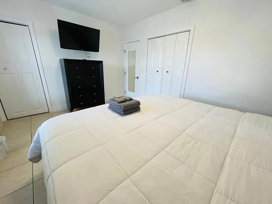 Coral Gables With Pool Near Airport. King Beds Holiday home *