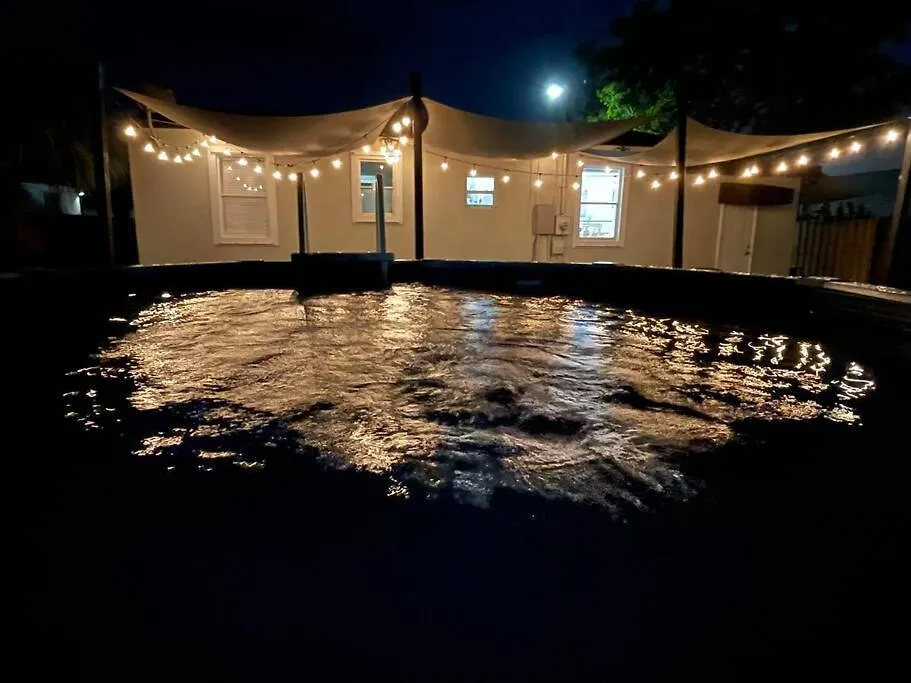 Coral Gables With Pool Near Airport. King Beds Holiday home