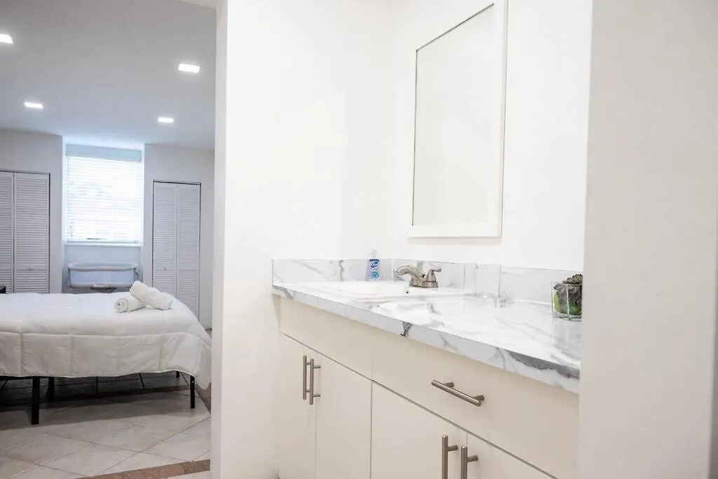 Coral Gables With Pool Near Airport. King Beds
