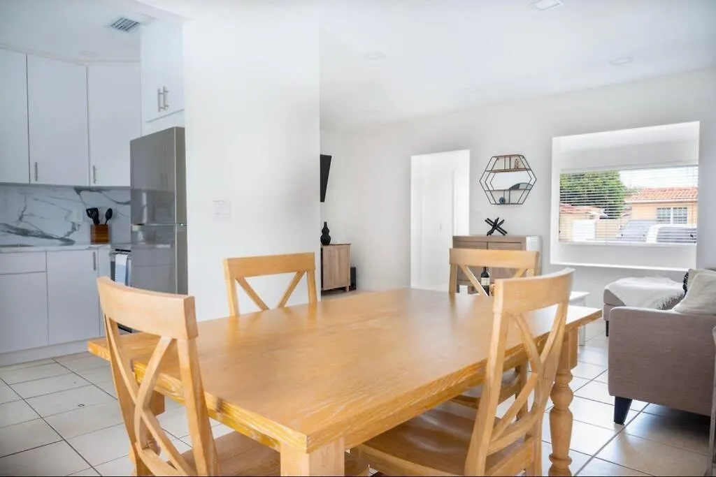 Coral Gables With Pool Near Airport. King Beds Holiday home *